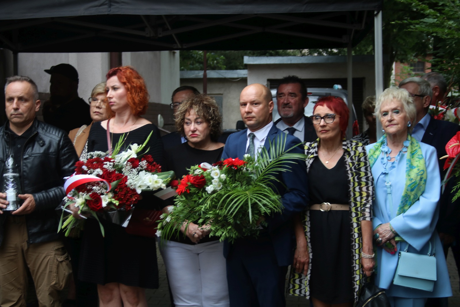 Kwiaty, znicze pod tablicą Szarych Szeregów w rocznicę powstania