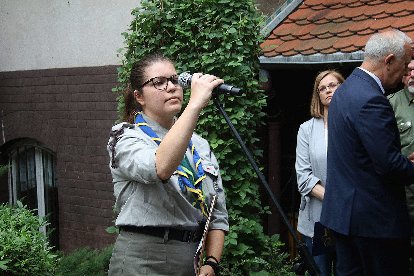 Kwiaty, znicze pod tablicą Szarych Szeregów w rocznicę powstania