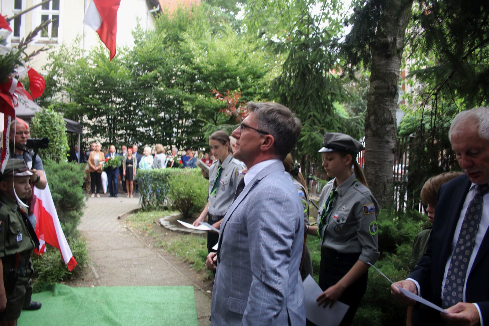 Kwiaty, znicze pod tablicą Szarych Szeregów w rocznicę powstania