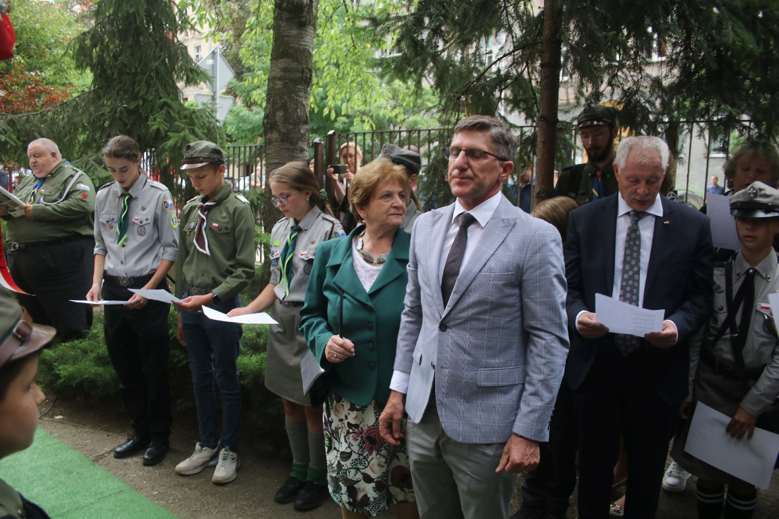 Kwiaty, znicze pod tablicą Szarych Szeregów w rocznicę powstania