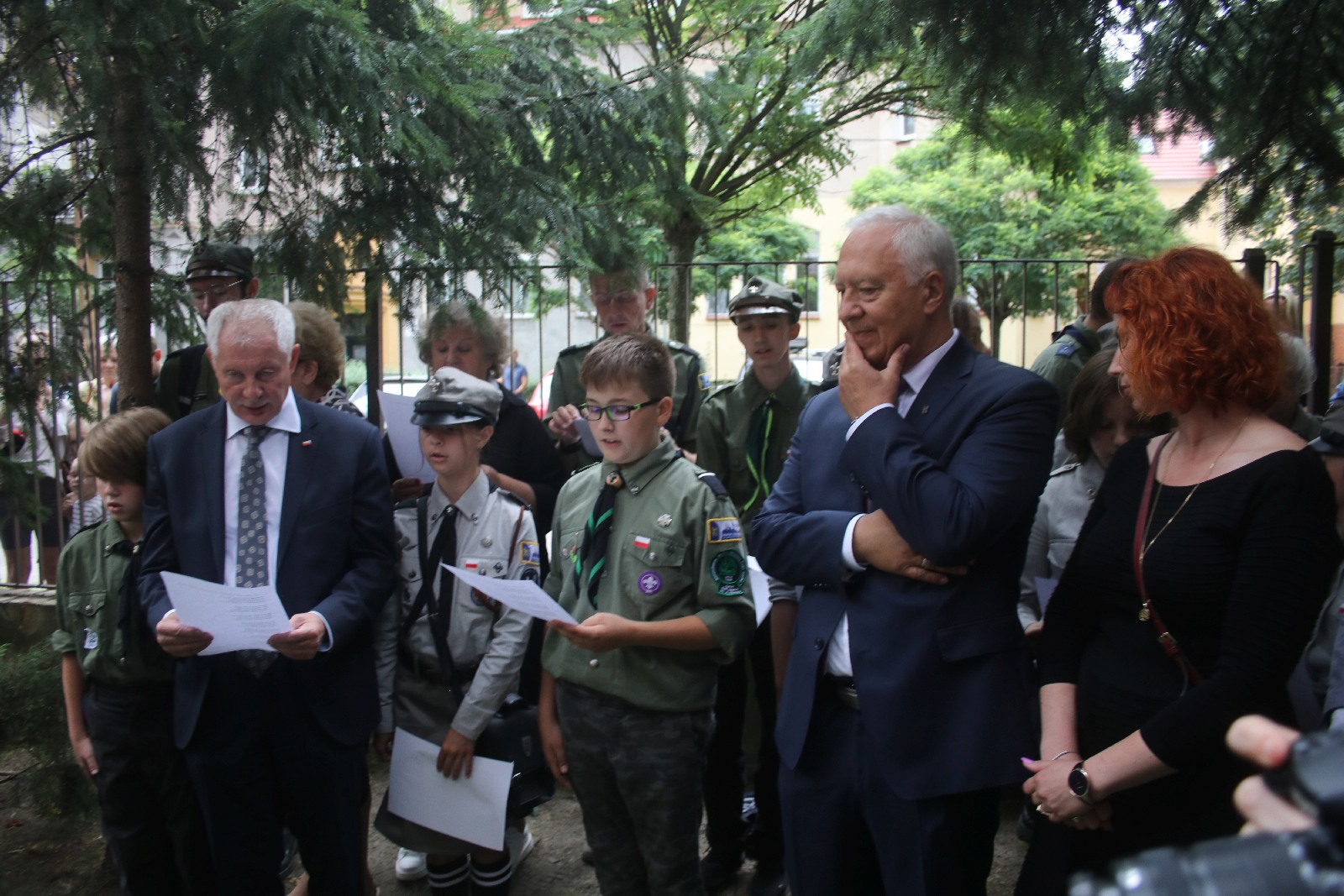 Kwiaty, znicze pod tablicą Szarych Szeregów w rocznicę powstania