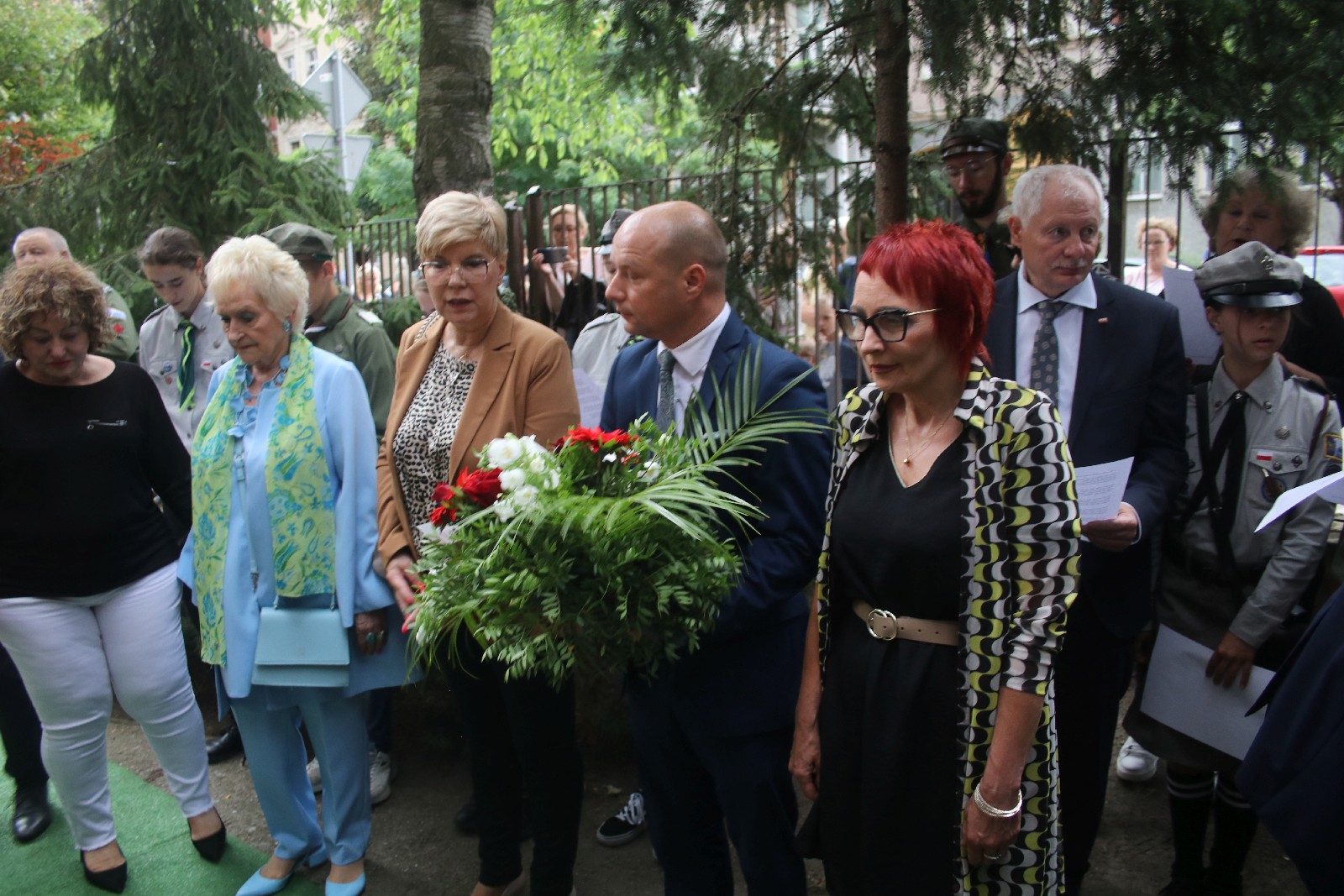 Kwiaty, znicze pod tablicą Szarych Szeregów w rocznicę powstania