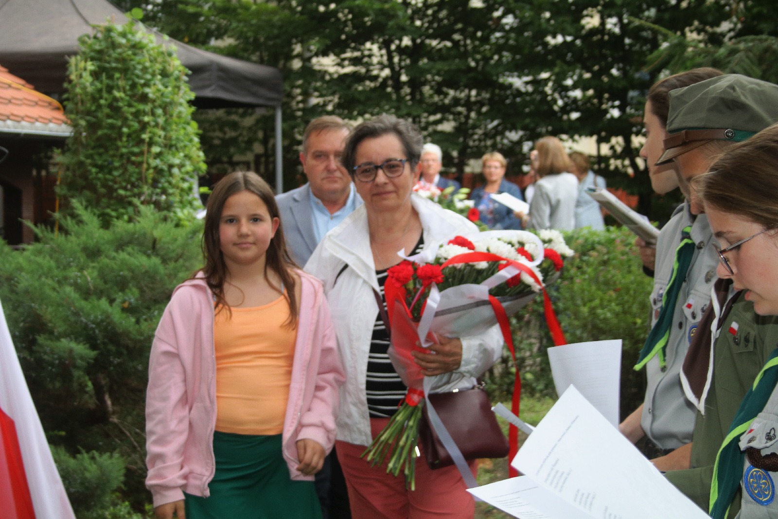 Kwiaty, znicze pod tablicą Szarych Szeregów w rocznicę powstania