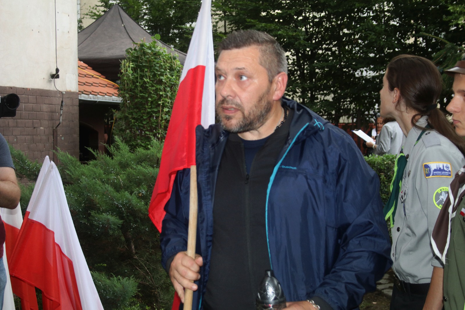 Kwiaty, znicze pod tablicą Szarych Szeregów w rocznicę powstania