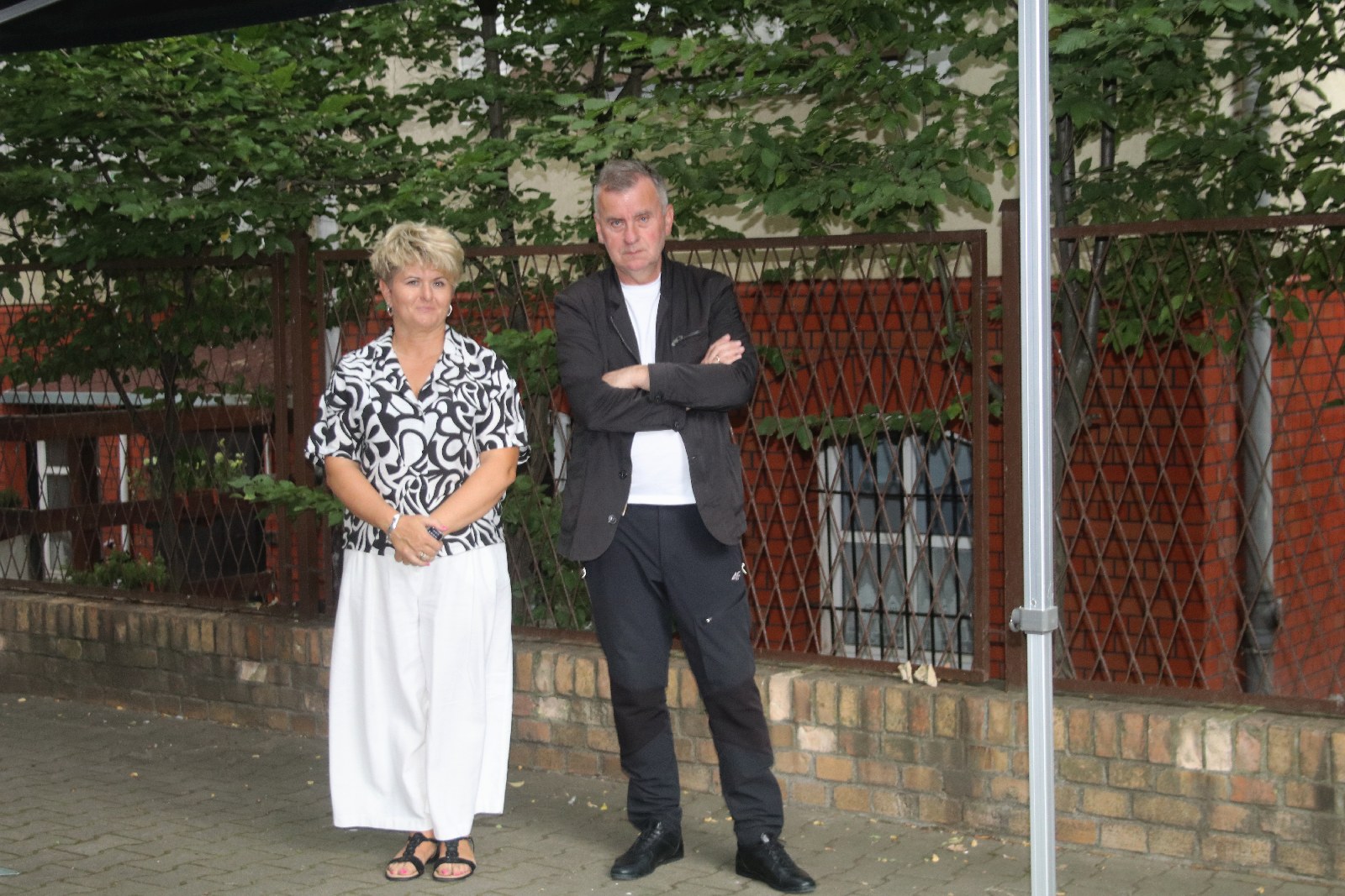 Kwiaty, znicze pod tablicą Szarych Szeregów w rocznicę powstania