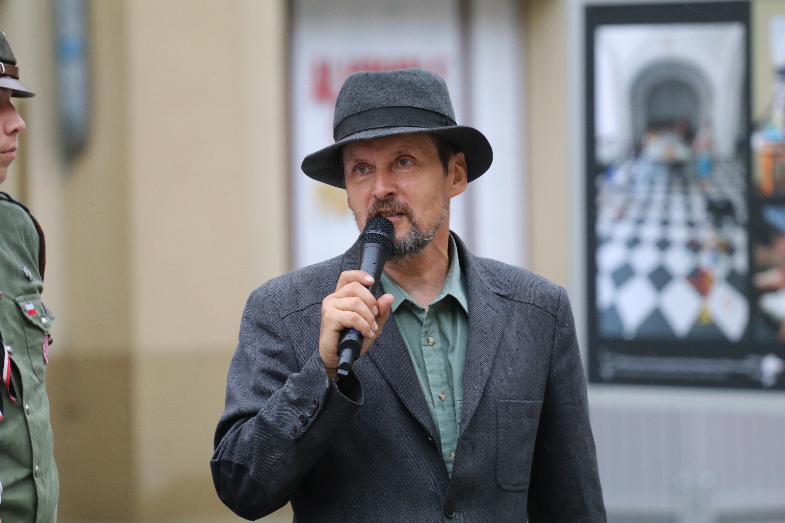 Kwiaty, znicze pod tablicą Szarych Szeregów w rocznicę powstania