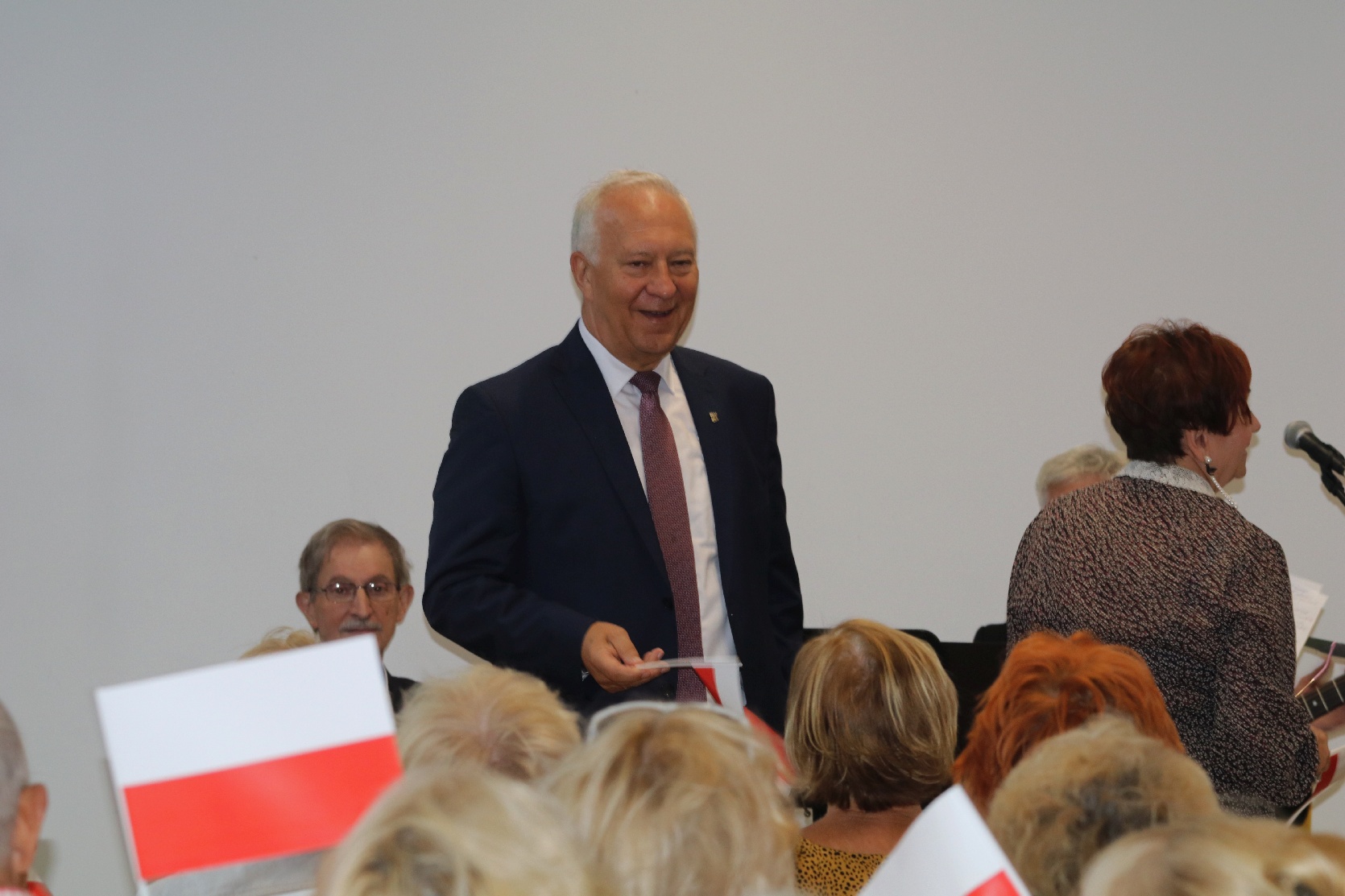 Kwiaty, znicze pod tablicą Szarych Szeregów w rocznicę powstania