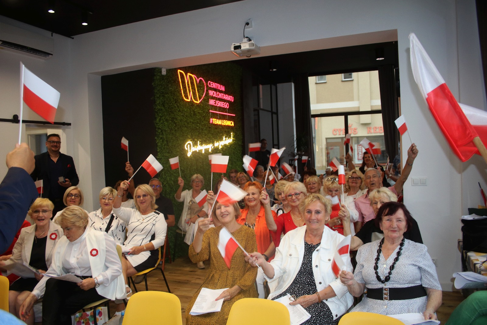 Kwiaty, znicze pod tablicą Szarych Szeregów w rocznicę powstania