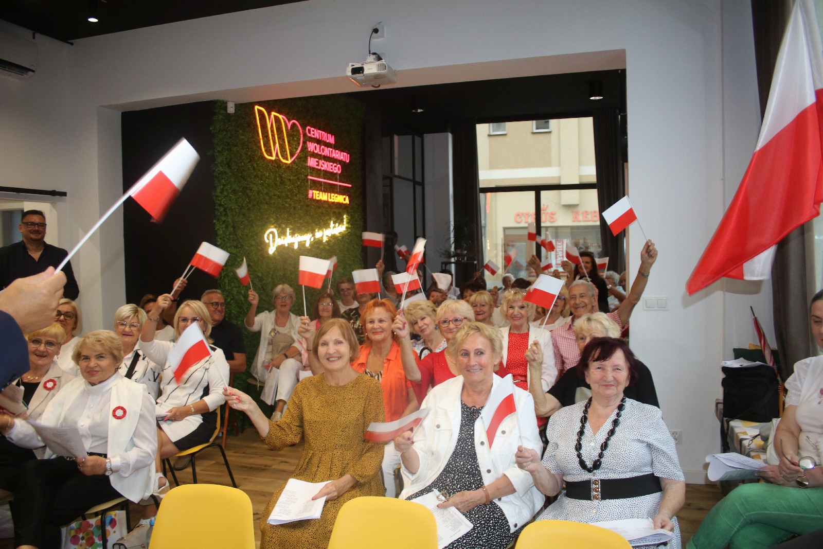 Kwiaty, znicze pod tablicą Szarych Szeregów w rocznicę powstania