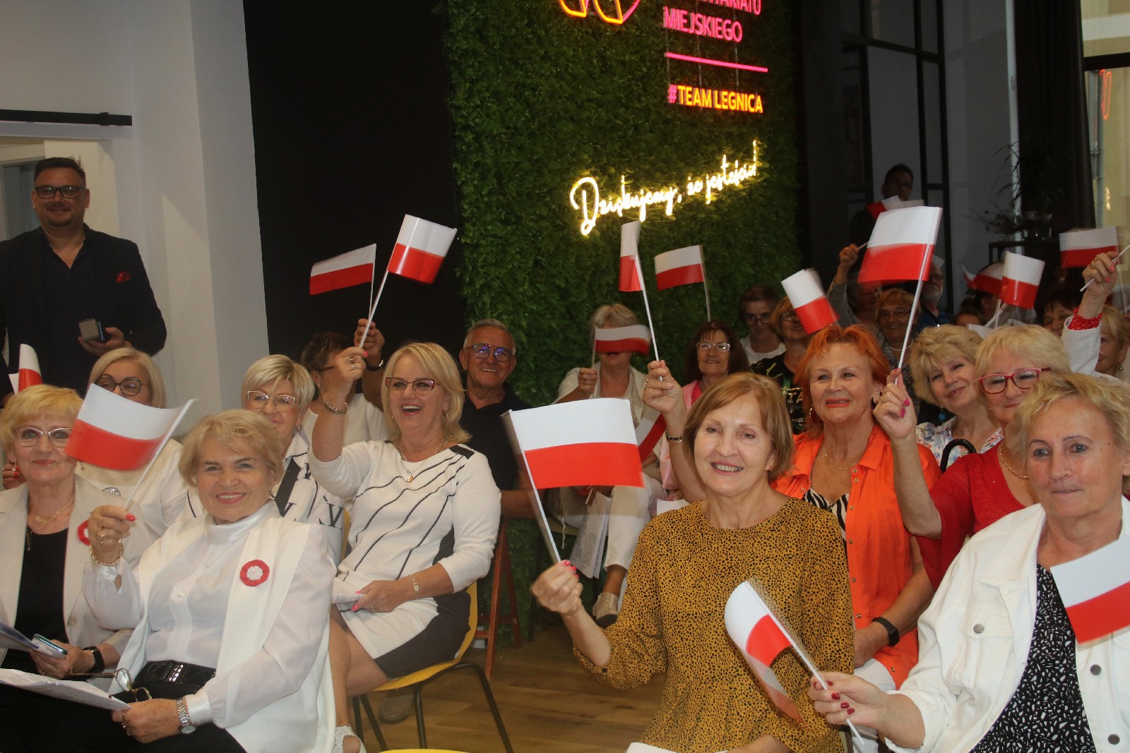Kwiaty, znicze pod tablicą Szarych Szeregów w rocznicę powstania