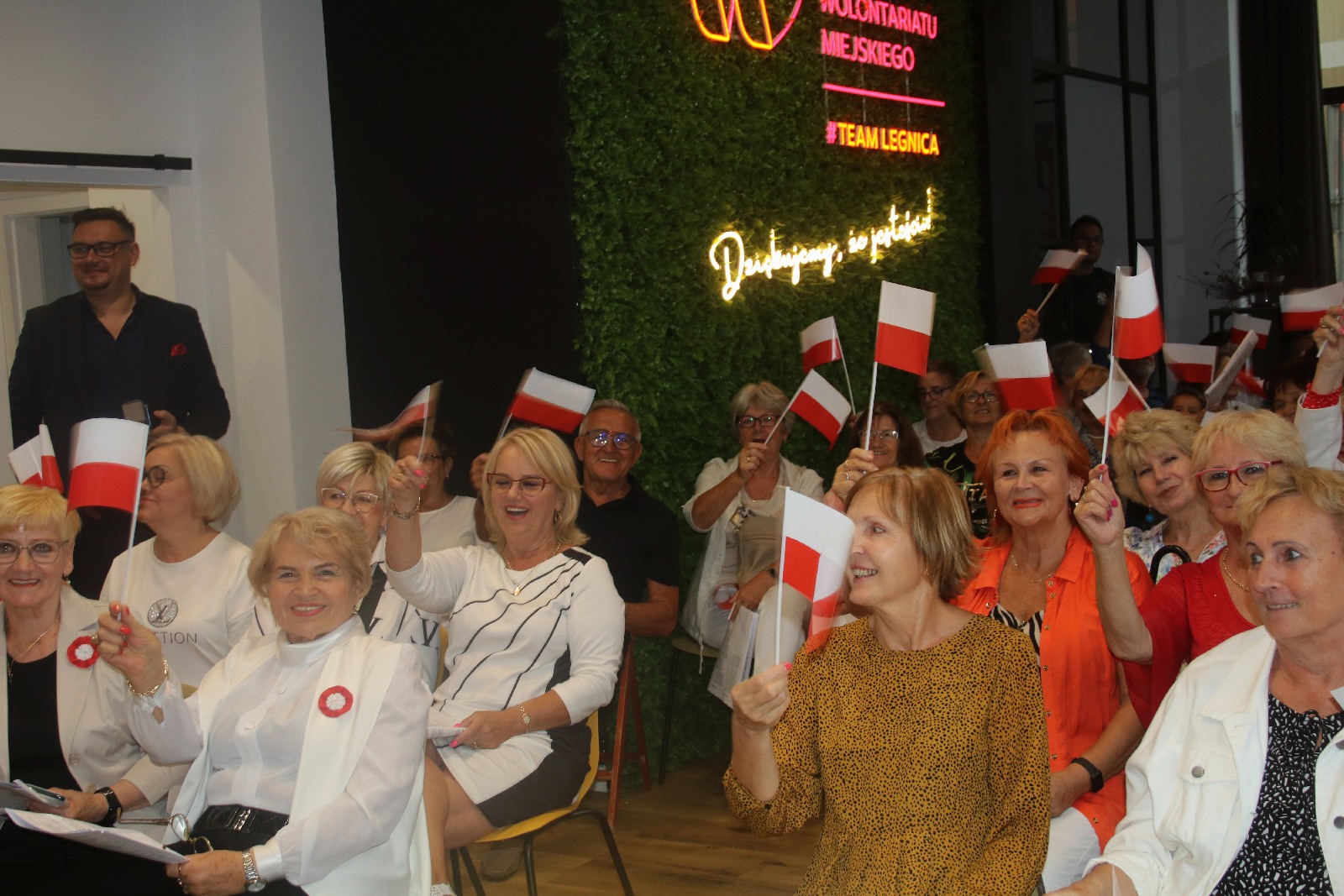 Kwiaty, znicze pod tablicą Szarych Szeregów w rocznicę powstania