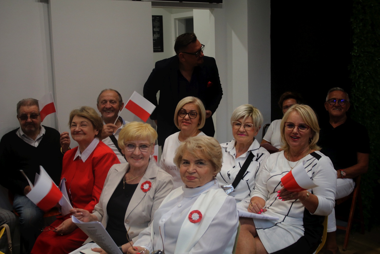 Kwiaty, znicze pod tablicą Szarych Szeregów w rocznicę powstania