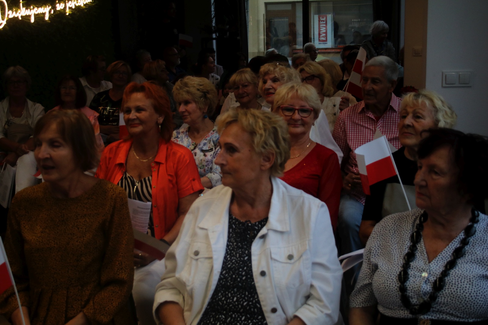 Kwiaty, znicze pod tablicą Szarych Szeregów w rocznicę powstania