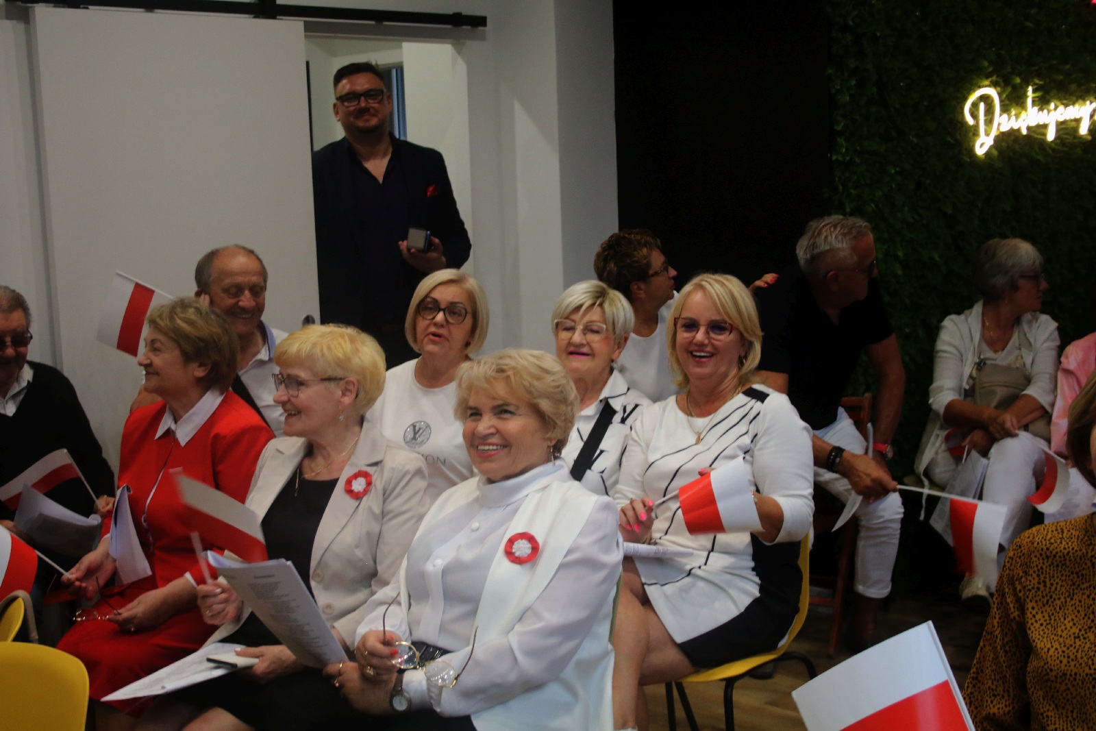 Kwiaty, znicze pod tablicą Szarych Szeregów w rocznicę powstania