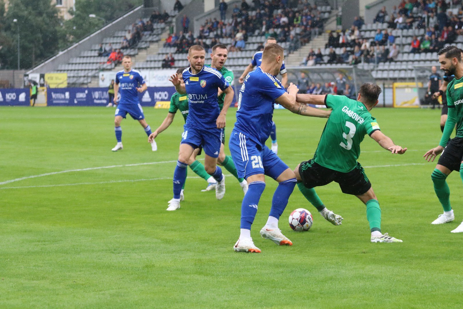 W strugach deszczu Miedź Legnica remisuje z Górnikiem Łęczna