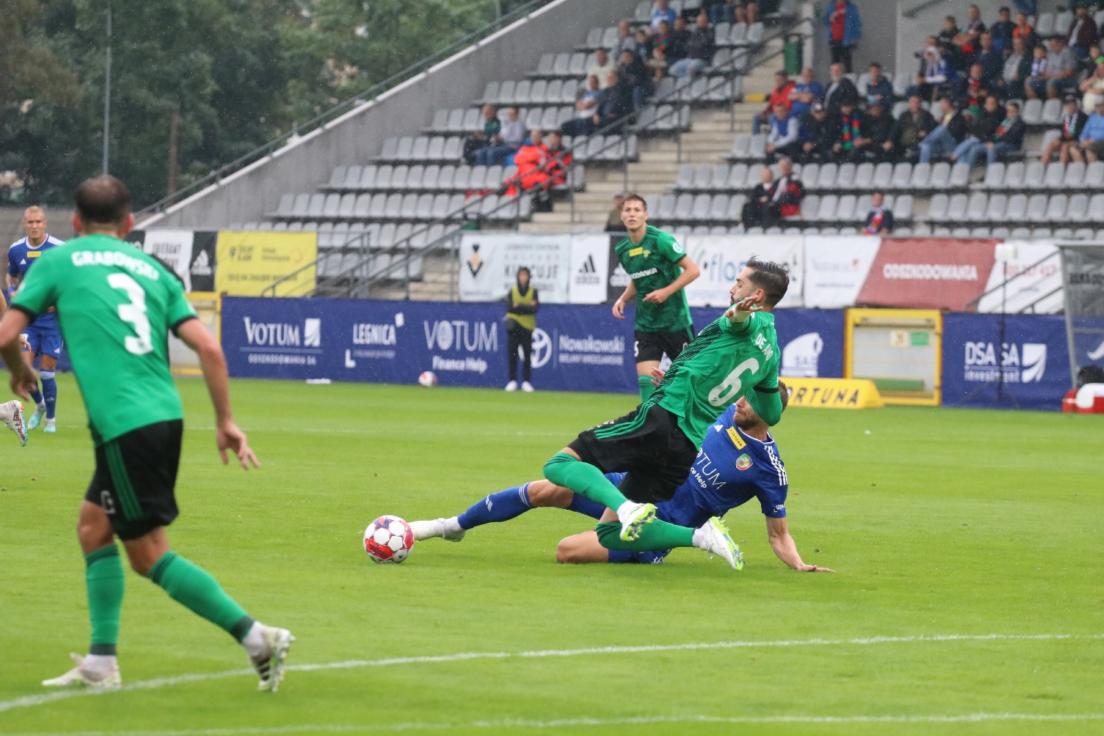 W strugach deszczu Miedź Legnica remisuje z Górnikiem Łęczna
