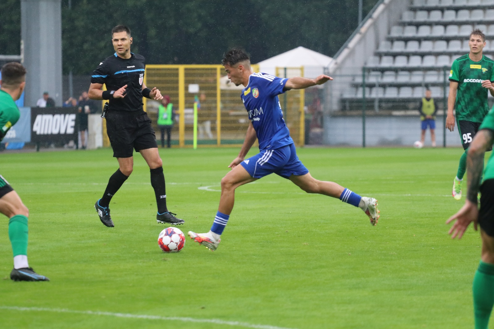 W strugach deszczu Miedź Legnica remisuje z Górnikiem Łęczna