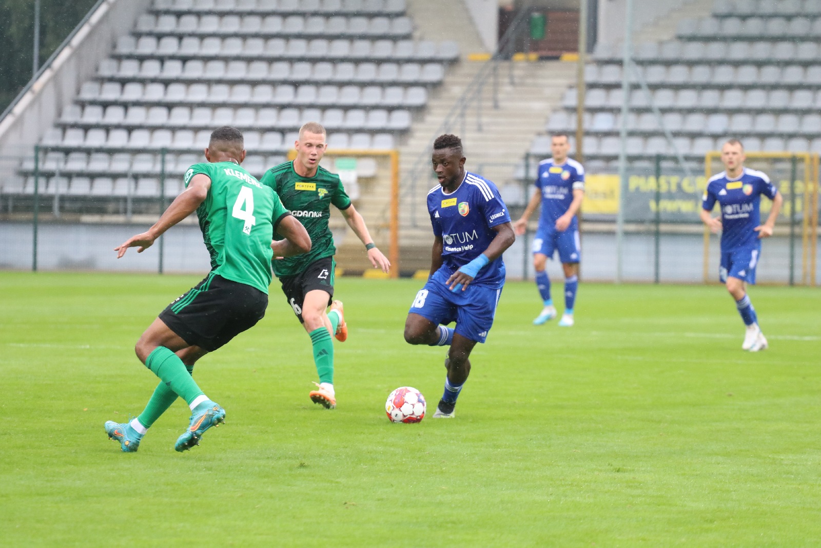 W strugach deszczu Miedź Legnica remisuje z Górnikiem Łęczna
