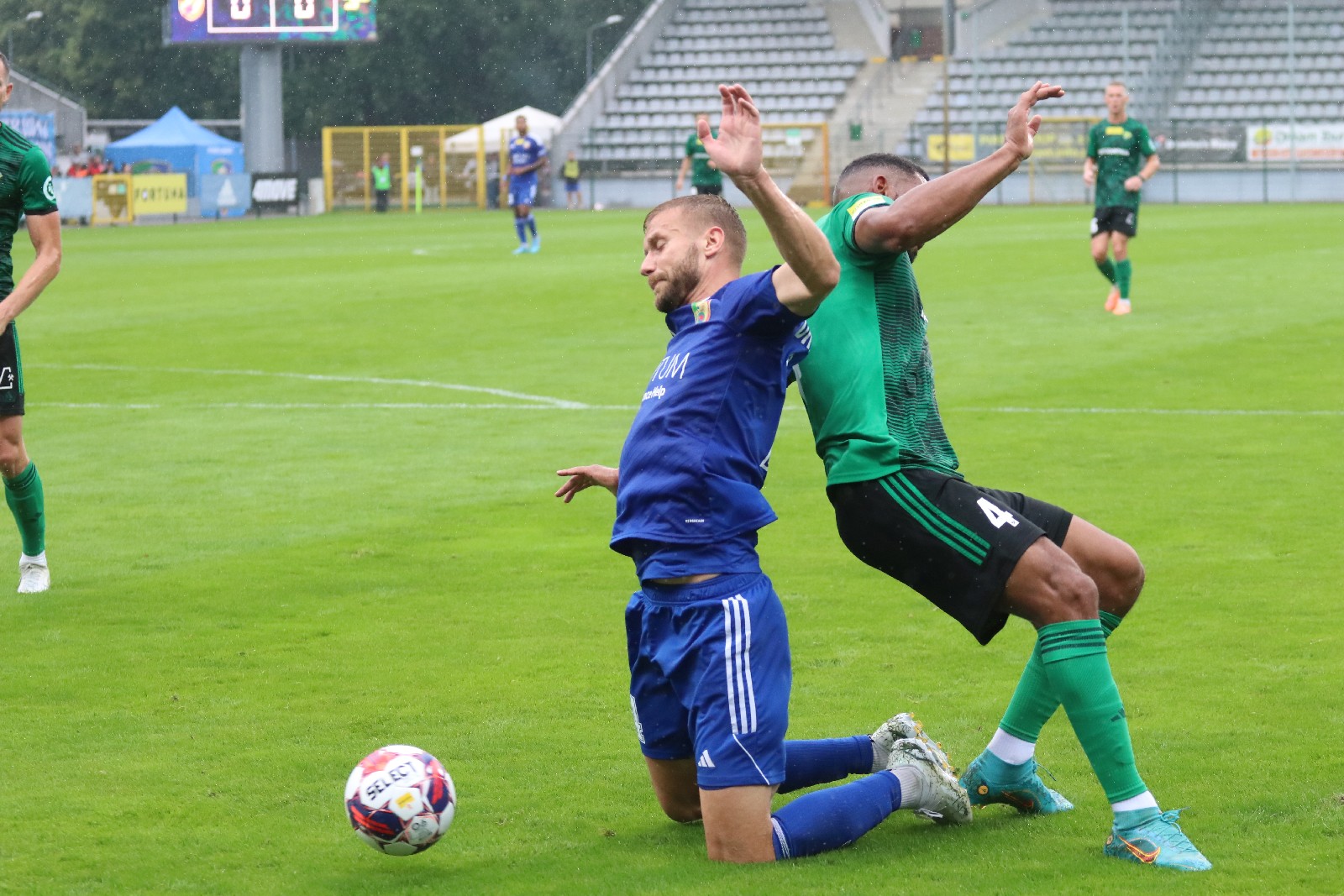 W strugach deszczu Miedź Legnica remisuje z Górnikiem Łęczna