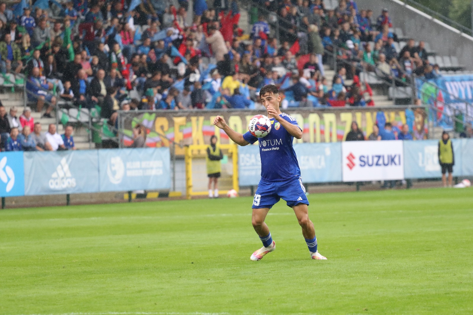 W strugach deszczu Miedź Legnica remisuje z Górnikiem Łęczna