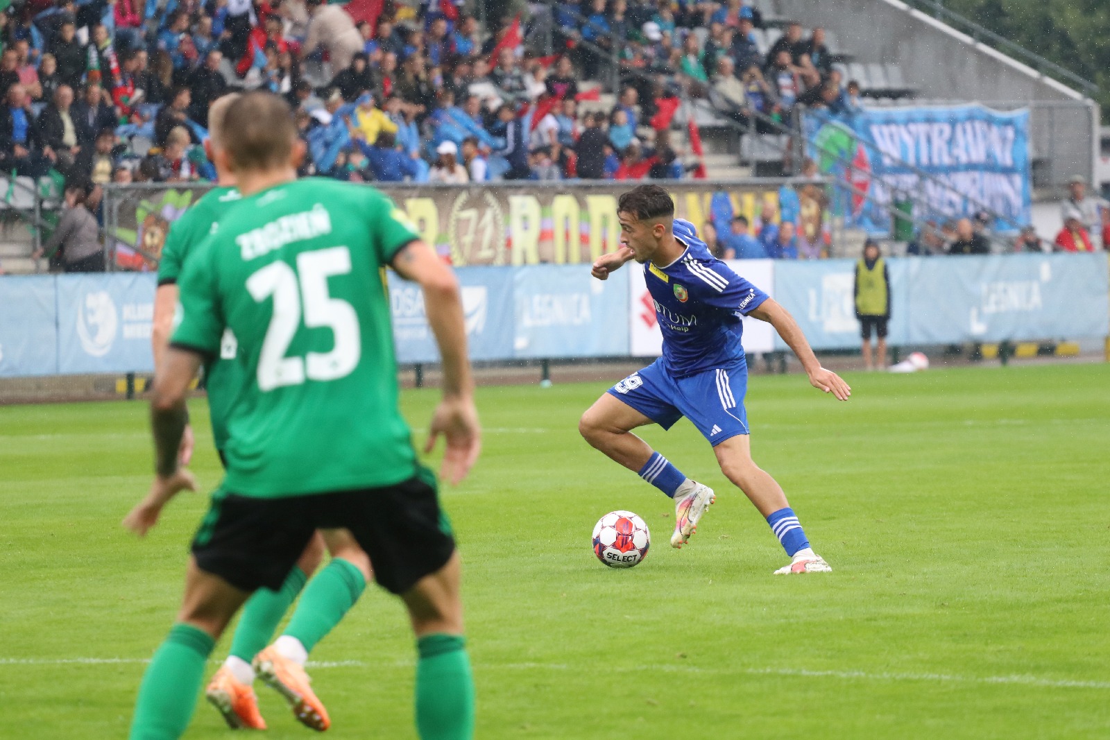 W strugach deszczu Miedź Legnica remisuje z Górnikiem Łęczna
