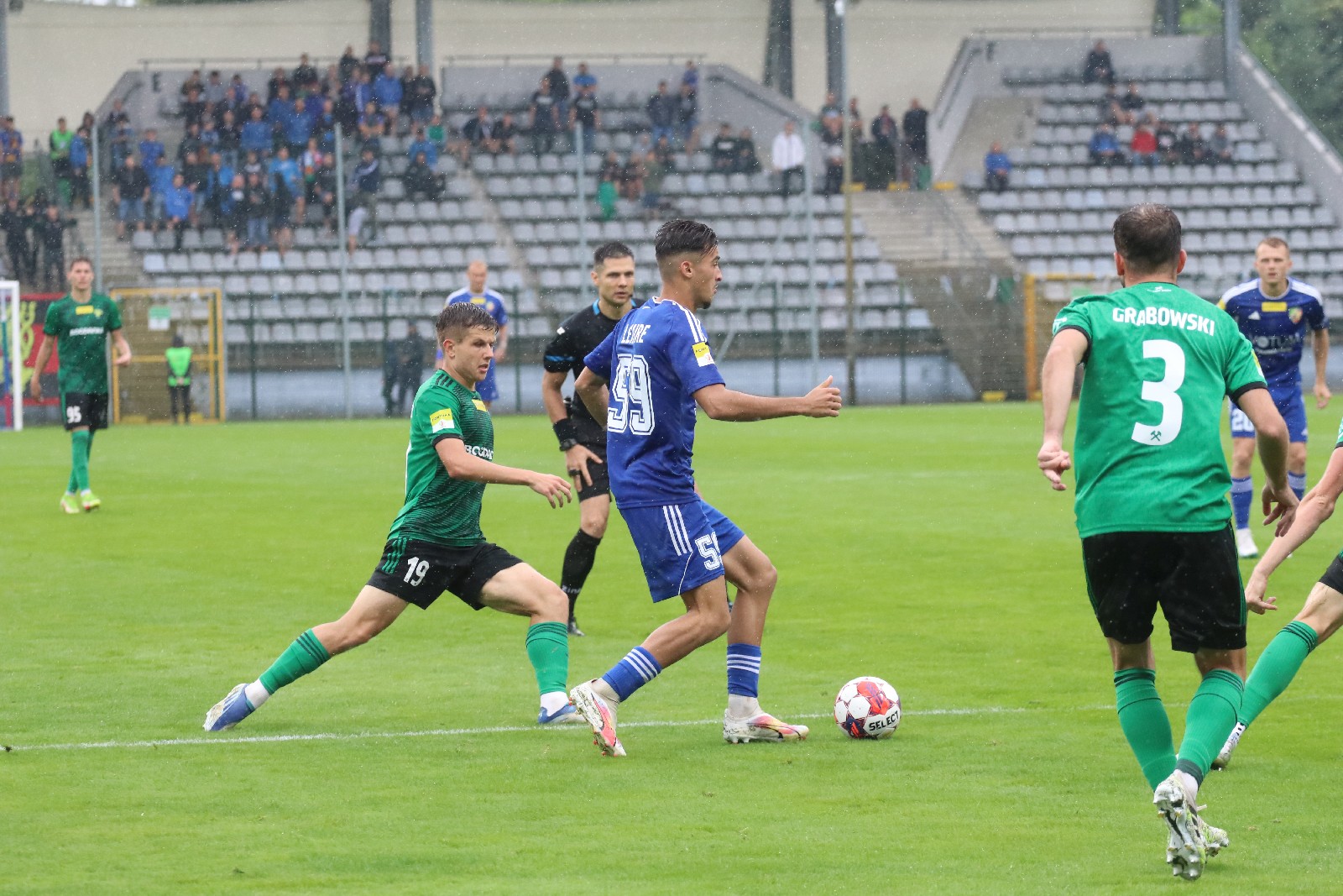 W strugach deszczu Miedź Legnica remisuje z Górnikiem Łęczna
