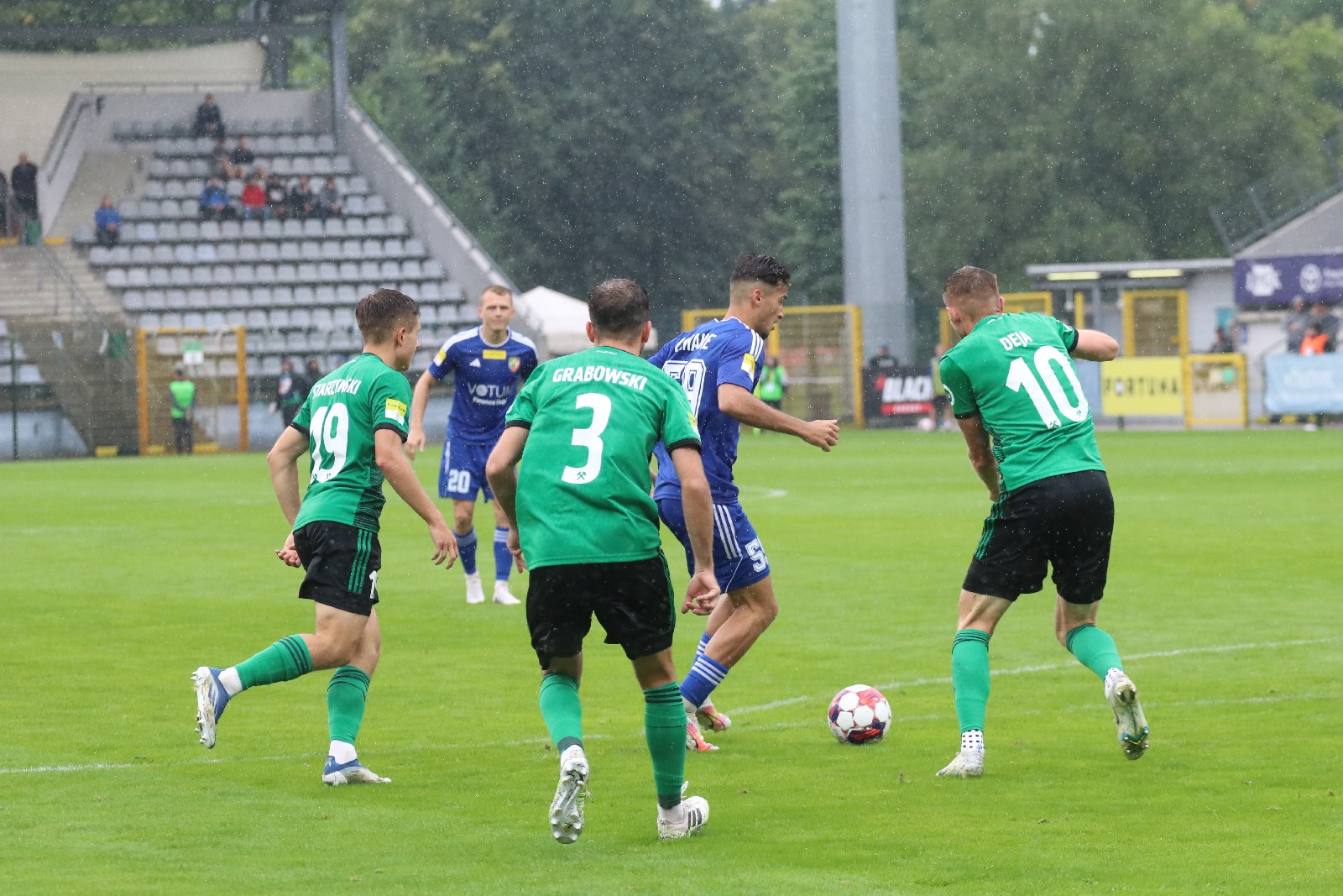 W strugach deszczu Miedź Legnica remisuje z Górnikiem Łęczna