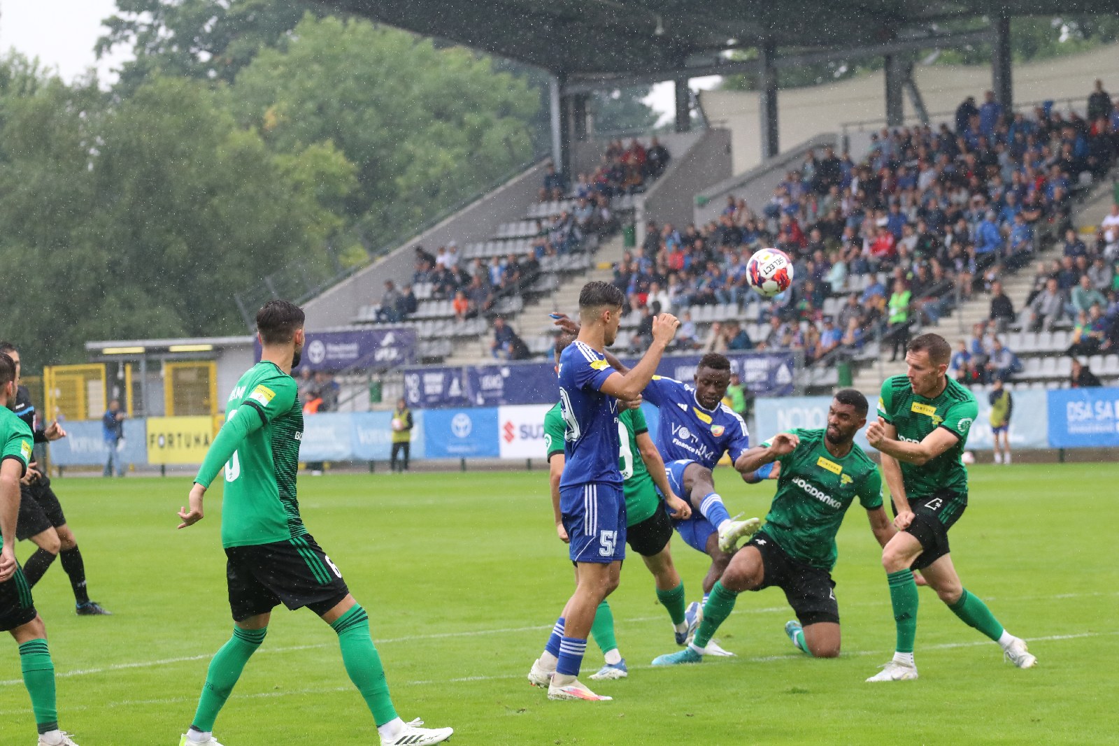 W strugach deszczu Miedź Legnica remisuje z Górnikiem Łęczna