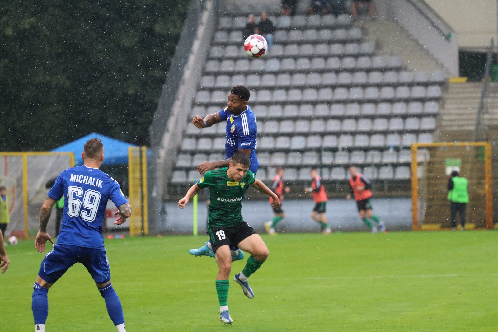 W strugach deszczu Miedź Legnica remisuje z Górnikiem Łęczna