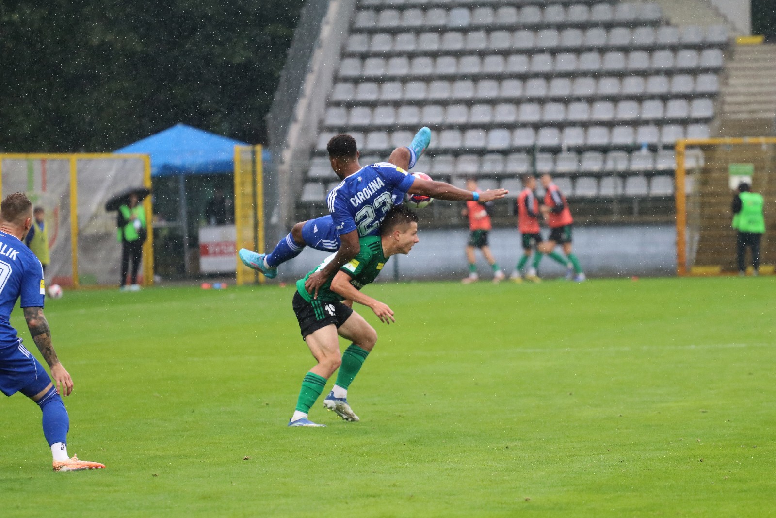 W strugach deszczu Miedź Legnica remisuje z Górnikiem Łęczna