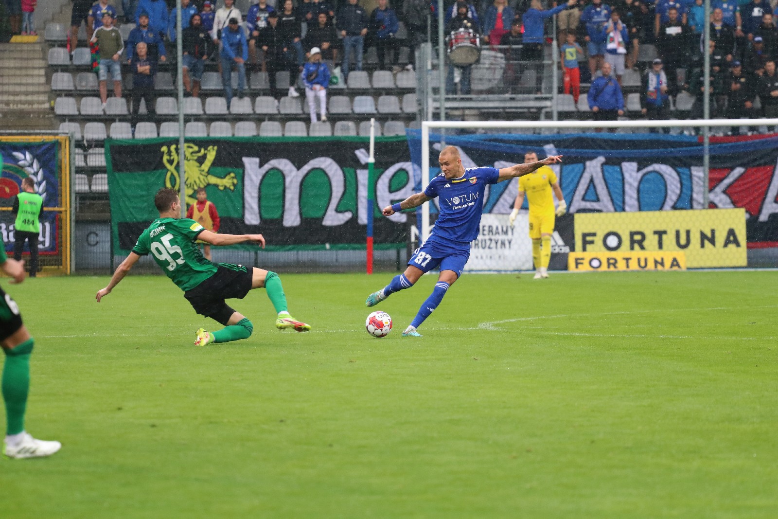 W strugach deszczu Miedź Legnica remisuje z Górnikiem Łęczna