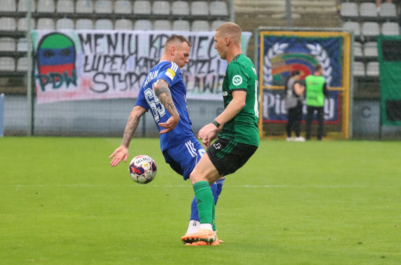 W strugach deszczu Miedź Legnica remisuje z Górnikiem Łęczna