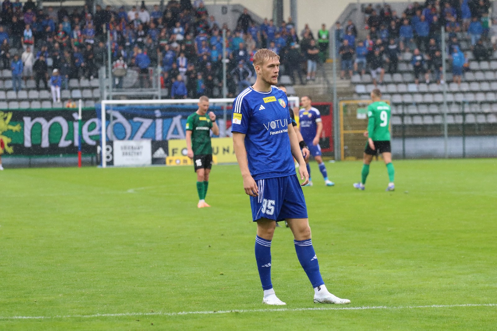 W strugach deszczu Miedź Legnica remisuje z Górnikiem Łęczna