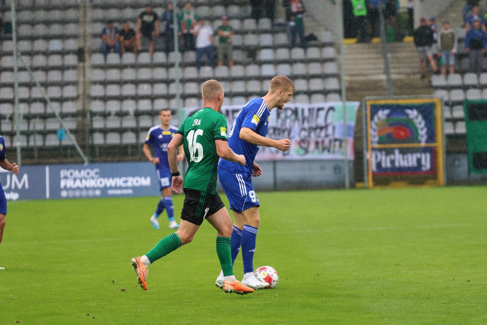 W strugach deszczu Miedź Legnica remisuje z Górnikiem Łęczna