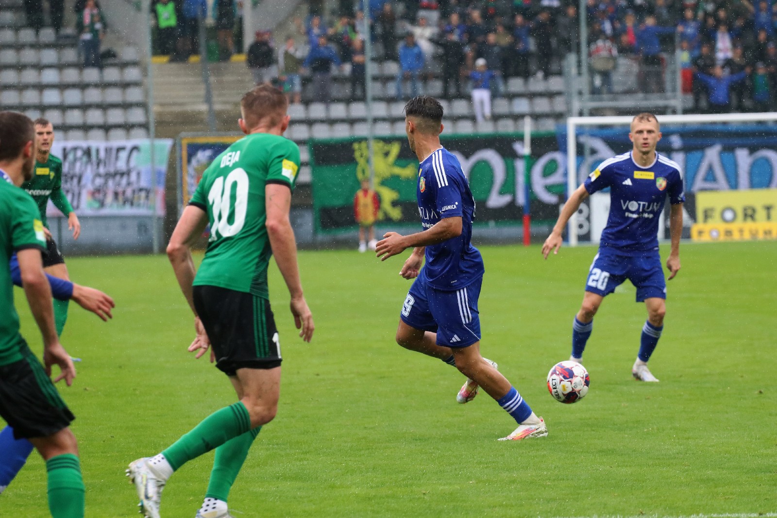 W strugach deszczu Miedź Legnica remisuje z Górnikiem Łęczna