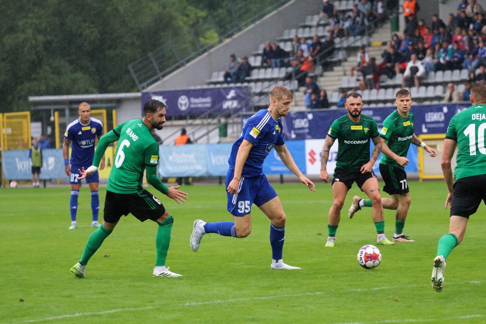 W strugach deszczu Miedź Legnica remisuje z Górnikiem Łęczna