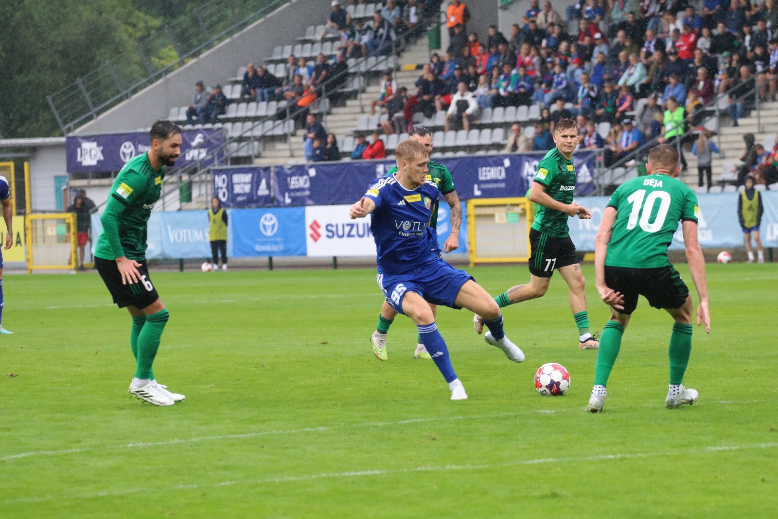 W strugach deszczu Miedź Legnica remisuje z Górnikiem Łęczna