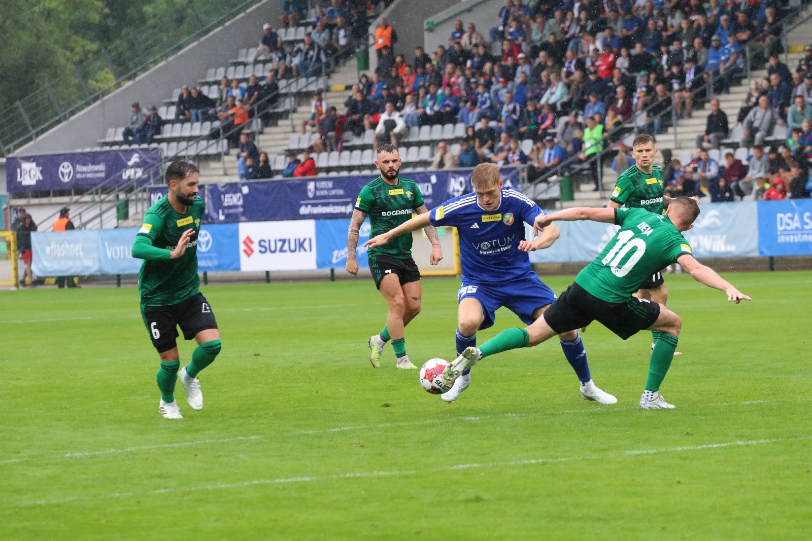 W strugach deszczu Miedź Legnica remisuje z Górnikiem Łęczna