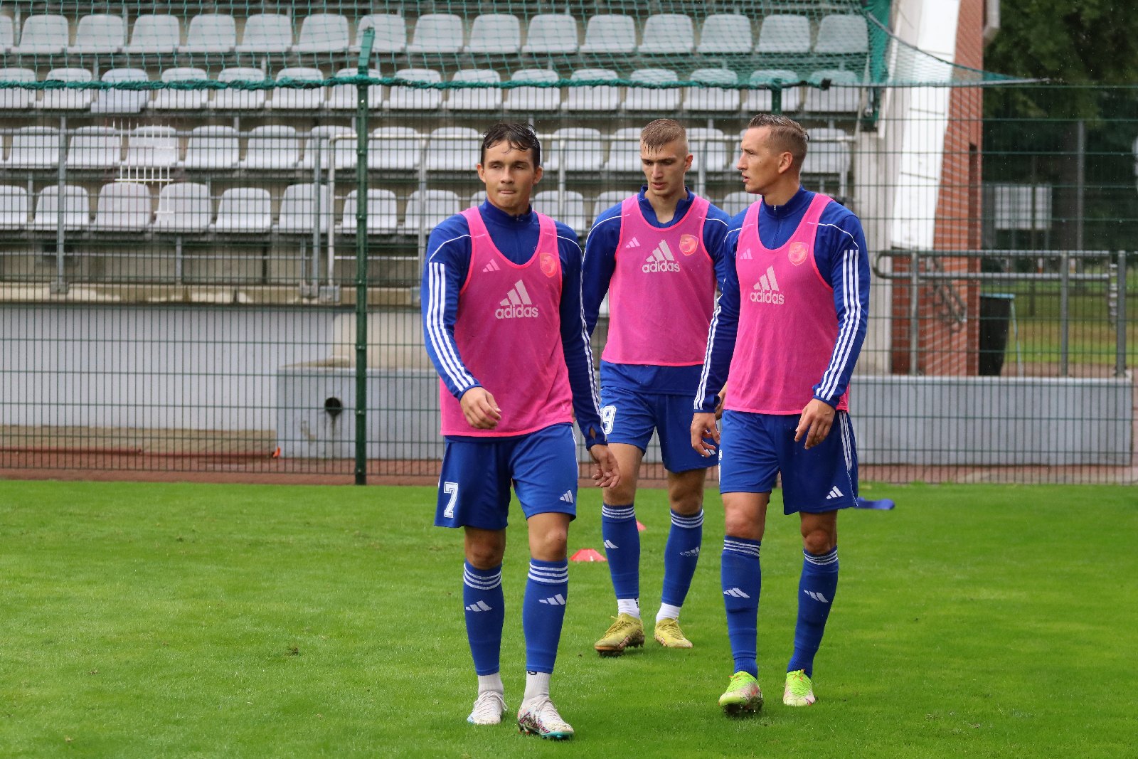 W strugach deszczu Miedź Legnica remisuje z Górnikiem Łęczna