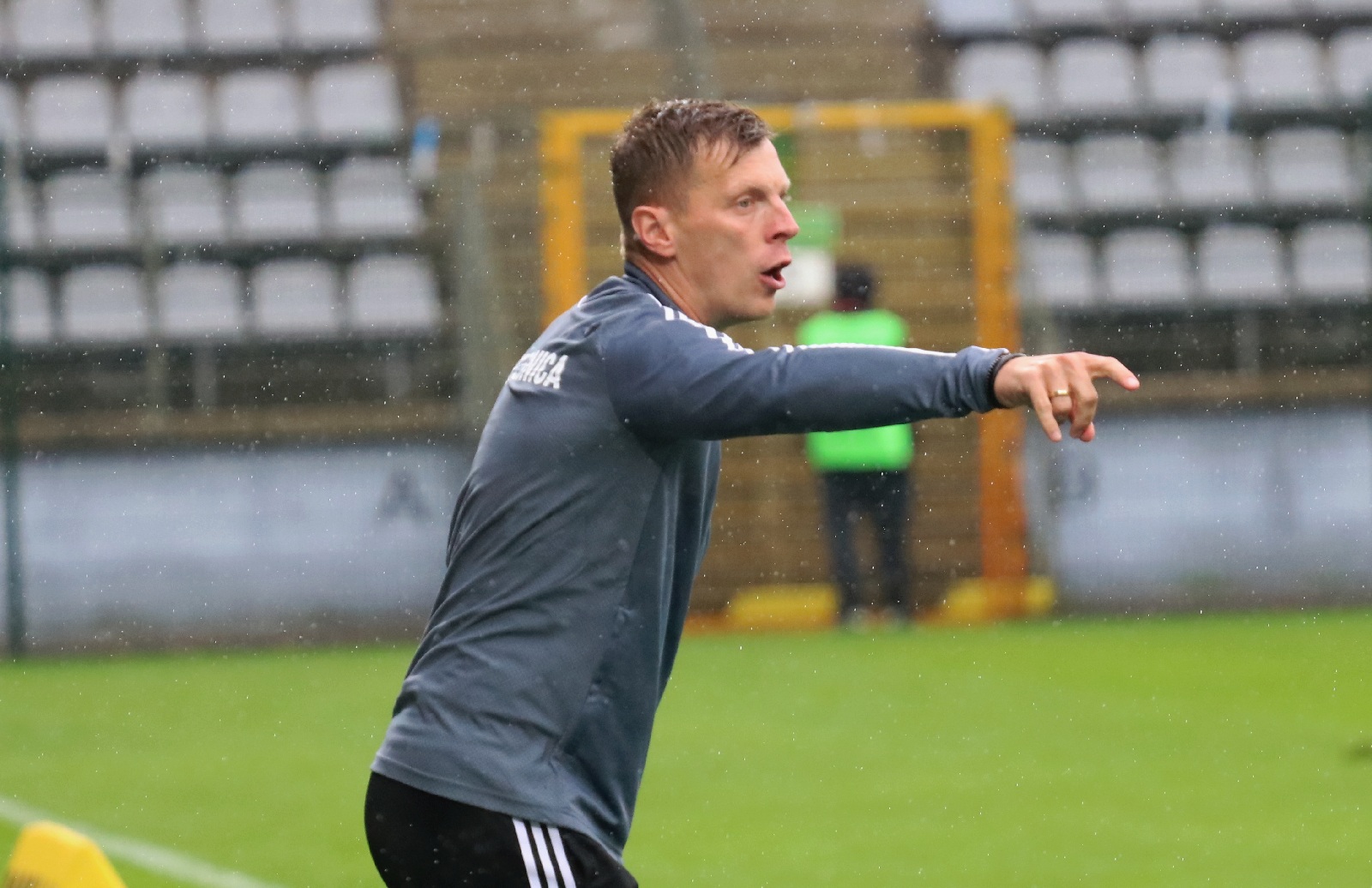 W strugach deszczu Miedź Legnica remisuje z Górnikiem Łęczna