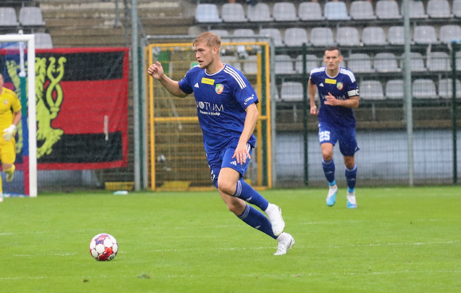 W strugach deszczu Miedź Legnica remisuje z Górnikiem Łęczna