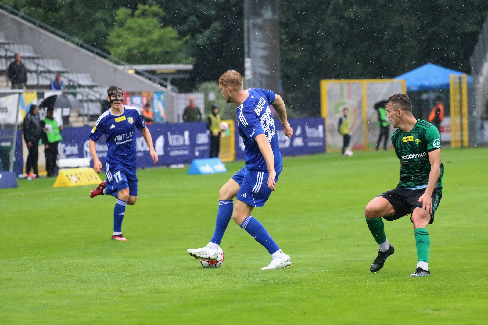 W strugach deszczu Miedź Legnica remisuje z Górnikiem Łęczna