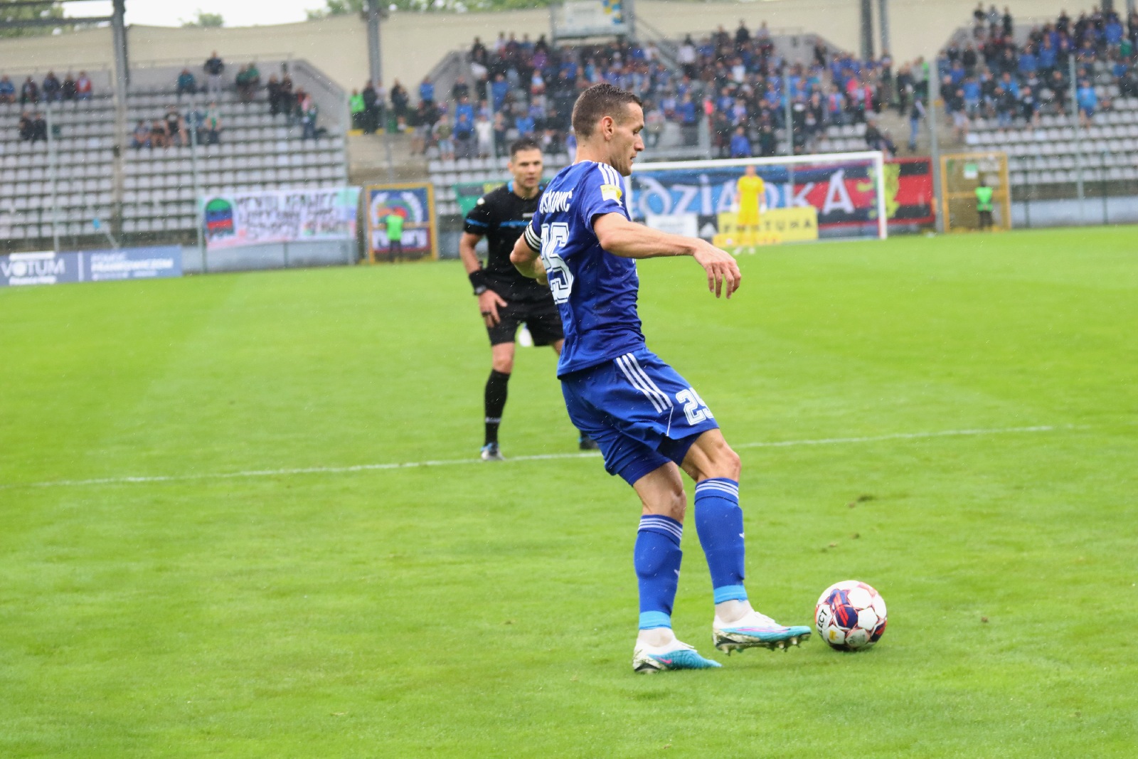 W strugach deszczu Miedź Legnica remisuje z Górnikiem Łęczna