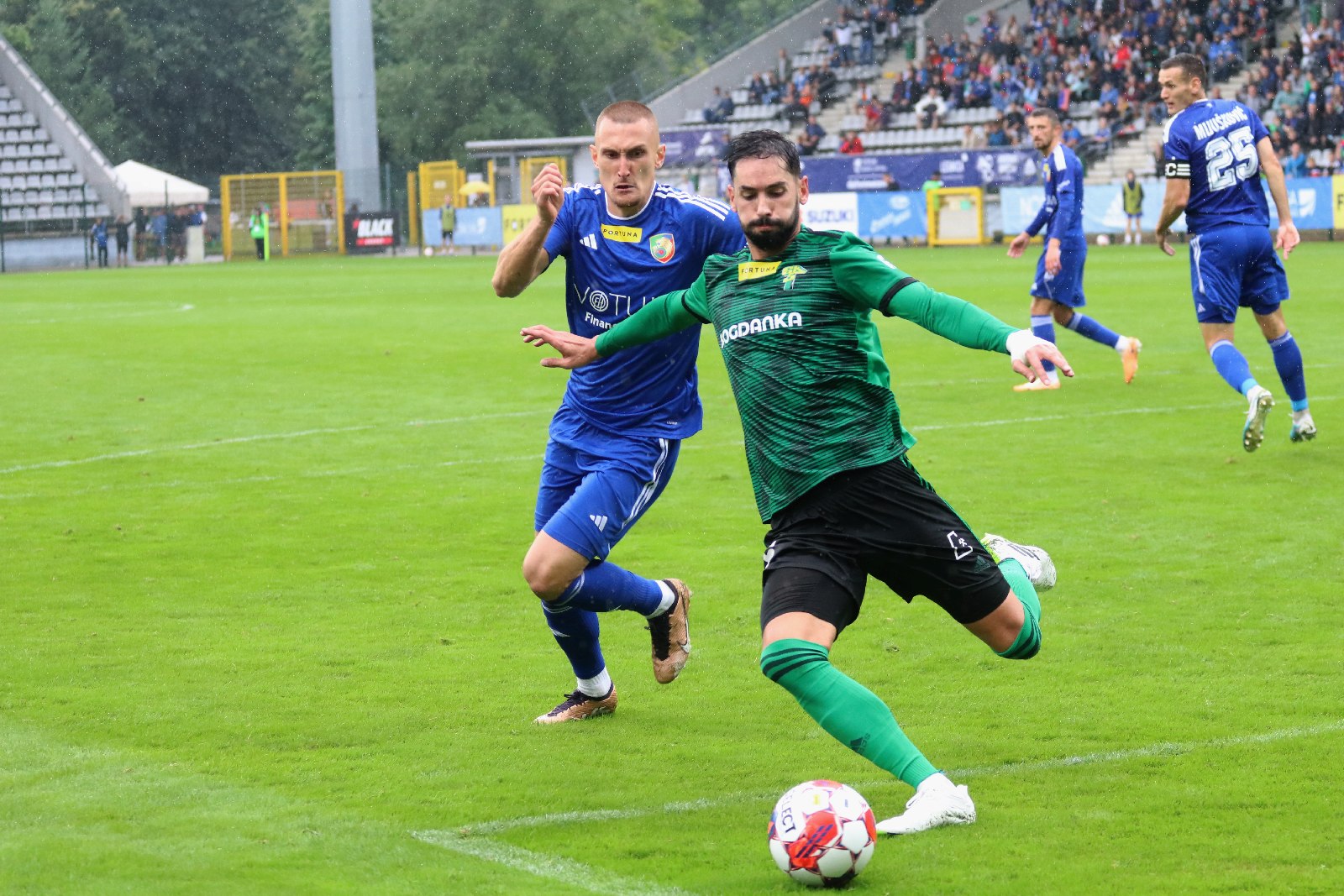 W strugach deszczu Miedź Legnica remisuje z Górnikiem Łęczna