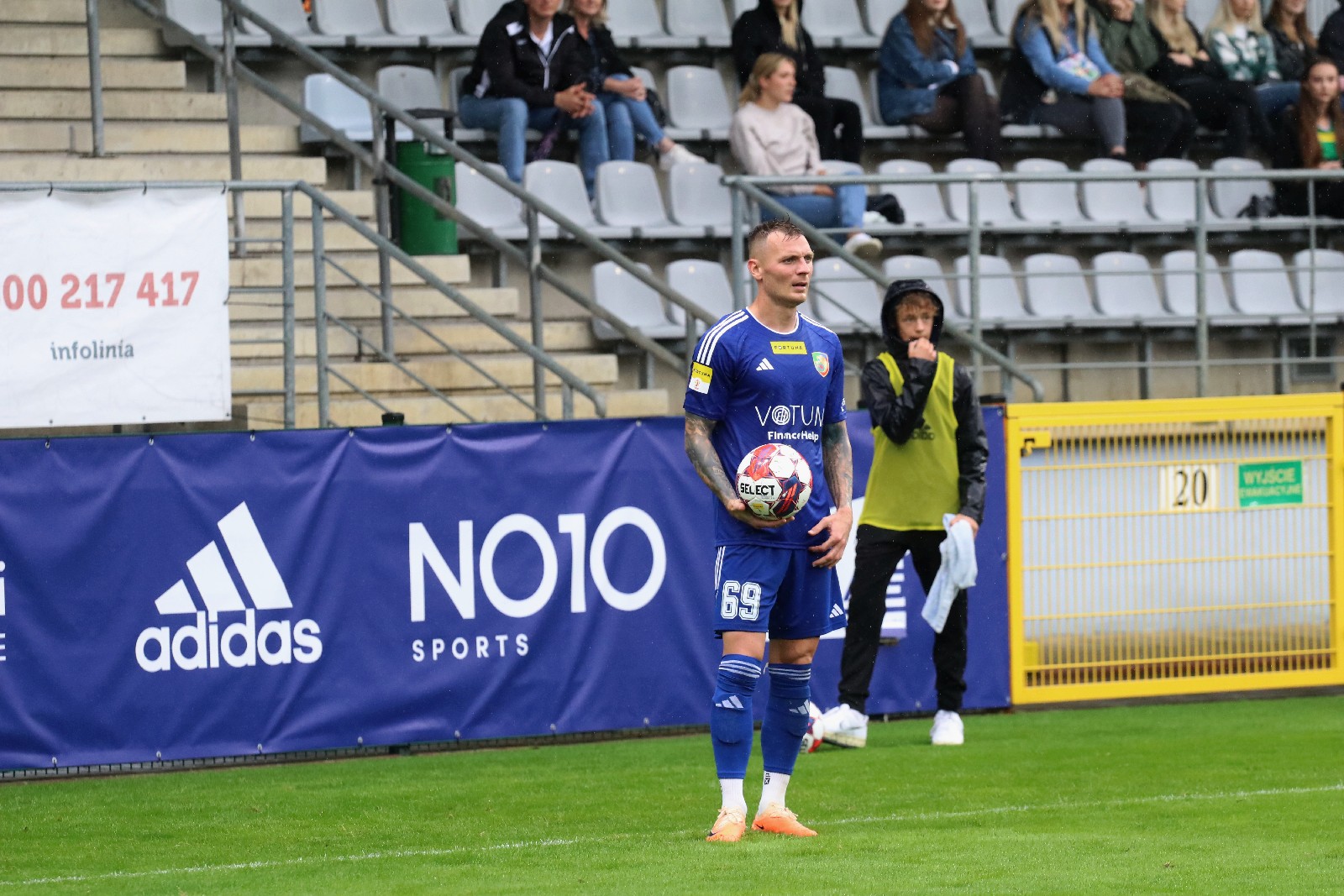 W strugach deszczu Miedź Legnica remisuje z Górnikiem Łęczna