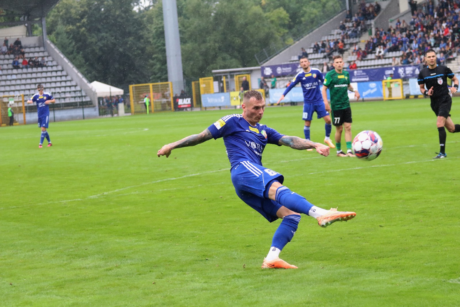 W strugach deszczu Miedź Legnica remisuje z Górnikiem Łęczna