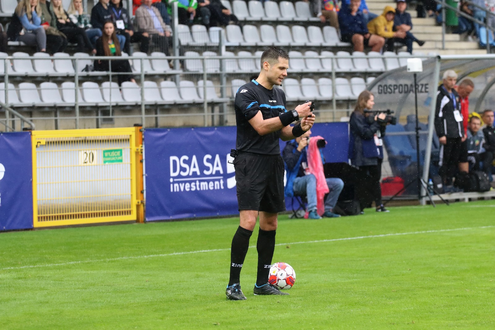 W strugach deszczu Miedź Legnica remisuje z Górnikiem Łęczna