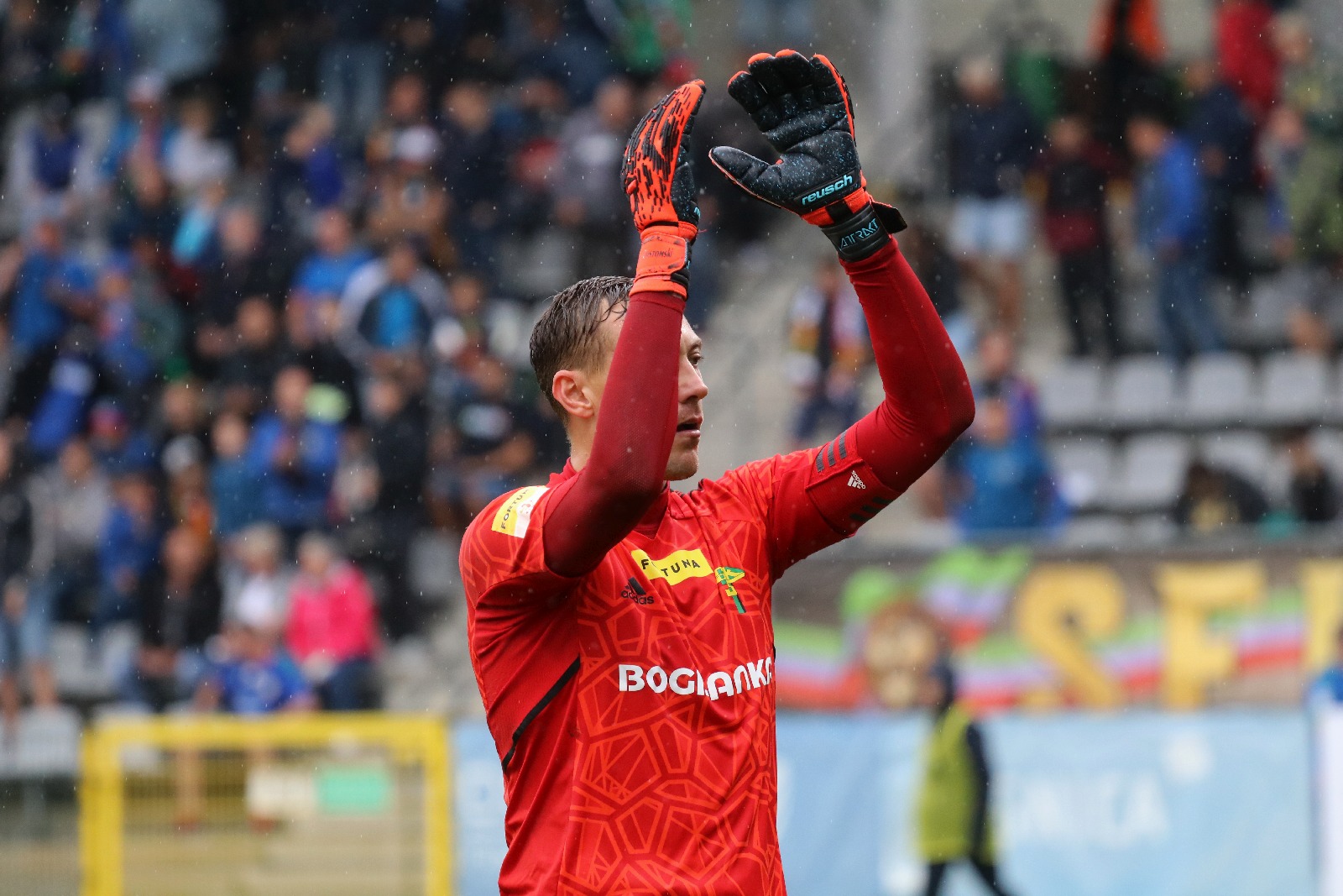 W strugach deszczu Miedź Legnica remisuje z Górnikiem Łęczna