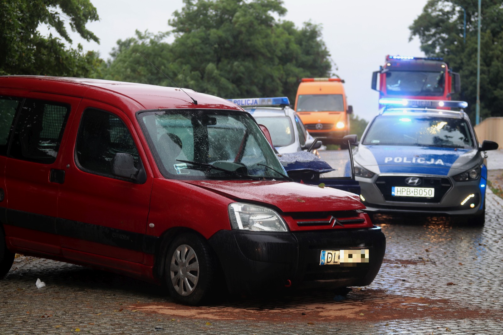 Zderzenie poloneza z citroenem. Droga całkowicie zablokowana