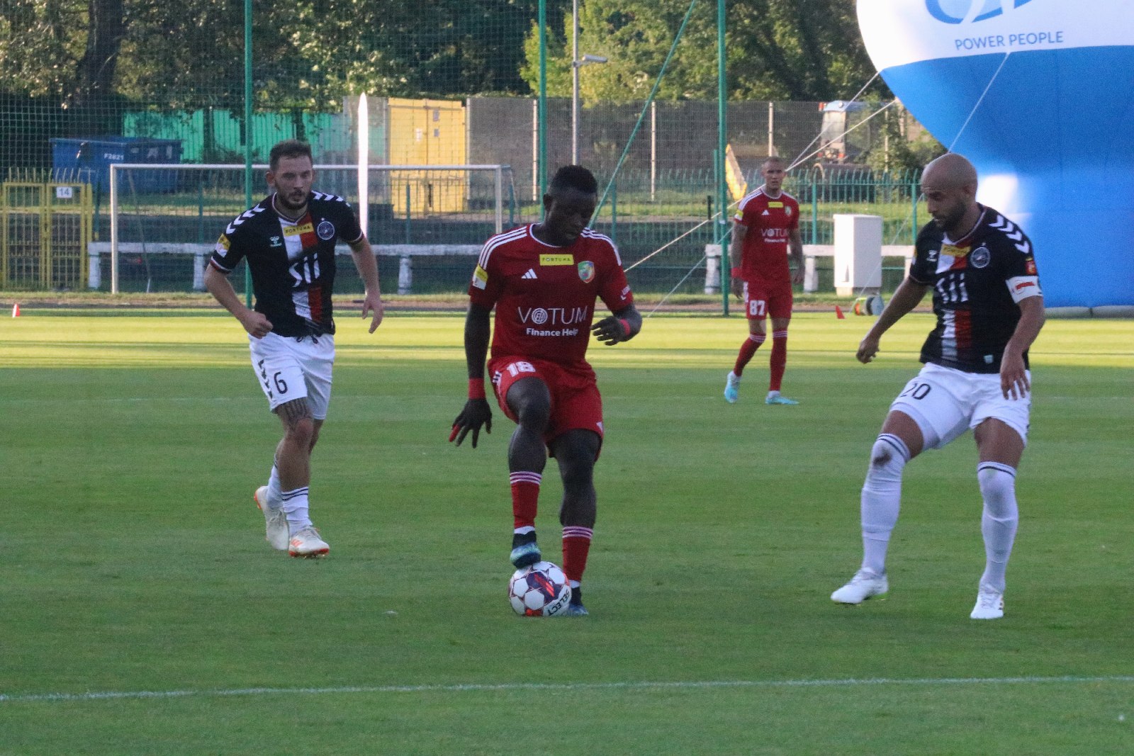 Potężną dawkę emocji zafundowali piłkarze Miedzi Legnica
